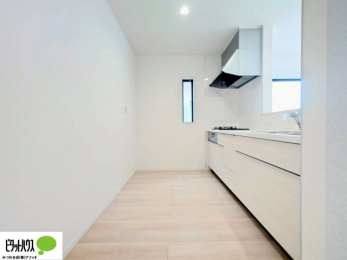 ���̑��@�l�C�̃J�E���^�[�L�b�`������́A���r���O�ɂ��邲�Ƒ��̗l�q���f���܂�