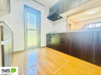 �L�b�`���@�l�C�̃J�E���^�[�L�b�`������́A���r���O�ɂ��邲�Ƒ��̗l�q���f���܂�