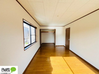 ���[�@�N���[�[�b�g�́A�����E���s��������A��̒����ߗނ����N���N���[�\�ł�