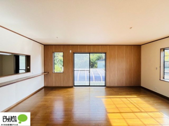 ���r���O�@���R�����������ޒg���ȃ��r���O�B��������ɂ͓Ǐ��₨���Q�ł����Ȃ���̂�т�Ɖ߂����ЂƎ����B