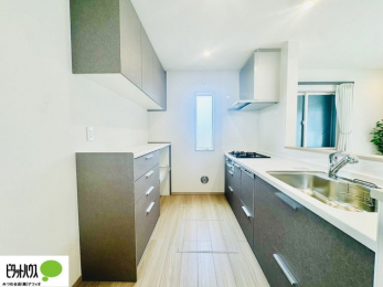 �L�b�`���@�l�C�̃J�E���^�[�L�b�`������́A���r���O�ɂ��邲�Ƒ��̗l�q���f���܂�