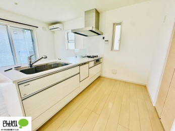 ���̑��@�Ƒ��Ƃ��b���Ȃ���y���������ł���J�E���^�[�L�b�`��