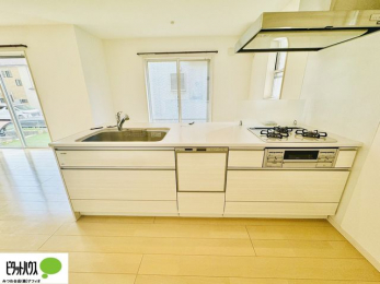 �L�b�`���@�l�C�̃J�E���^�[�L�b�`������́A���r���O�ɂ��邲�Ƒ��̗l�q���f���܂�