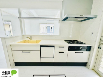 �L�b�`���@�l�C�̃J�E���^�[�L�b�`������́A���r���O�ɂ��邲�Ƒ��̗l�q���f���܂�