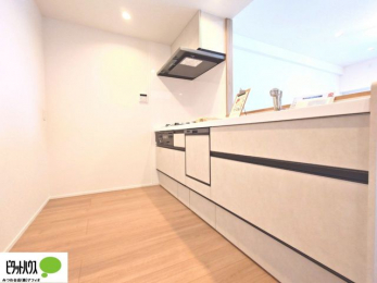 �L�b�`���@�l�C�̃J�E���^�[�L�b�`������́A���r���O�ɂ��邲�Ƒ��̗l�q���f���܂�