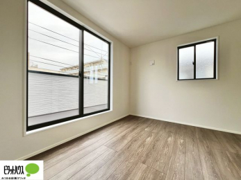 ���̑����ρ@�傫�ȑ����疾�邢�z�˂�������܂��B