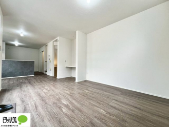 ���̑��@���r���O�͉Ƒ��ōL�X�Ɖ߂�����17.9���B�L�b�`�����烊�r���O�����ʂ��āA���q�l�̗l�q���΂�����B