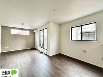 ���̑��@�傫�ȑ��̂��郊�r���O�͖��邭�A���ʂ����ǂ��A�Ƒ��݂�Ȃ̏΂����������n��܂�