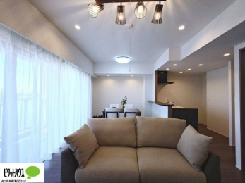 ���r���O�@���R�����������ޒg���ȃ��r���O�B��������ɂ͓Ǐ��₨���Q�ł����Ȃ���̂�т�Ɖ߂����ЂƎ����B