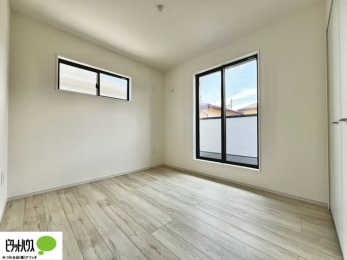 ���̑����ρ@�傫�ȑ����疾�邢�z�˂�������܂��B