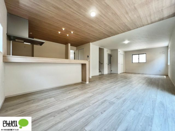 ���r���O�@���r���O�͉Ƌ�̔z�u���l���₷�������`�^�ł��B�߂����₷���Ƒ��݂�Ȃ̌e���̏�ɁB