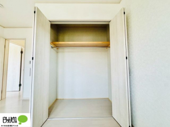 ���[�@�N���[�[�b�g�́A�����E���s��������A��̒����ߗނ����N���N���[�\�ł�