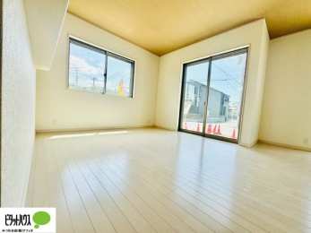 ���r���O�@���R�����������ޒg���ȃ��r���O�B��������ɂ͓Ǐ��₨���Q�ł����Ȃ���̂�т�Ɖ߂����ЂƎ����B