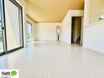 ���r���O�@�傫�ȑ�����ۓI�ȃ��r���O�́A�������邢��C�ɂ��Ă���܂��ˁB