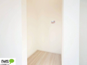 �o���R�j�[�@�N���[�[�b�g�́A�����E���s��������A��̒����ߗނ����N���N���[�\�ł�