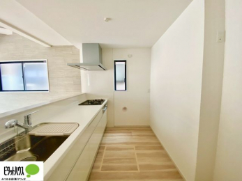 �L�b�`���@�l�C�̃J�E���^�[�L�b�`������́A���r���O�ɂ��邲�Ƒ��̗l�q���f���܂�