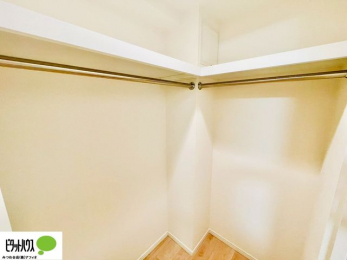 ���[�@�傫�ȃE�H�[�N�C���N���[�[�b�g�ɂ́A�G�ߕ��̈ߗނȂǂ܂Ƃ߂Ď��[�ł��A���������L���g���܂�