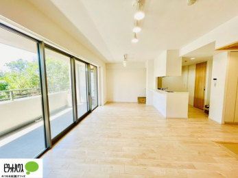 ���r���O�@���R�����������ޒg���ȃ��r���O�B��������ɂ͓Ǐ��₨���Q�ł����Ȃ���̂�т�Ɖ߂����ЂƎ����B