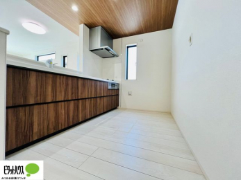 �L�b�`���@�{�H��ʐ^�F�l�C�̃J�E���^�[�L�b�`������́A���r���O�ɂ��邲�Ƒ��̗l�q���f���܂�