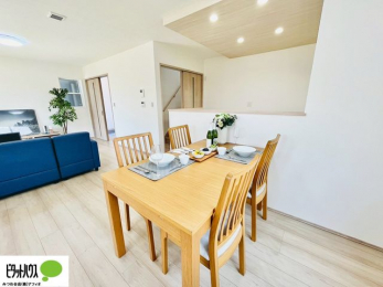 ���r���O�@�l�C�̃J�E���^�[�L�b�`������́A���r���O�ɂ��邲�Ƒ��̗l�q���f���܂�