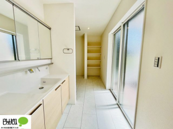 ���ʑ�E���ʏ��@���ʏ��Ɏ��[�X�y�[�X��݂��܂����B������^�I���A�X�g�b�N��܂Ȃǉ����Ƒ����̂Ń��l���ɃX�y�[�X������Əd�󂵂܂��B