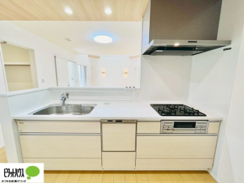 �L�b�`���@�l�C�̃J�E���^�[�L�b�`������́A���r���O�ɂ��邲�Ƒ��̗l�q���f���܂�