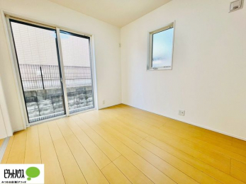 ���̑����ρ@1�K���r���O���ɂ͗m�����B�h�A���J���āA����ɍL����Ԃɂ��邱�Ƃ��\�ł��B