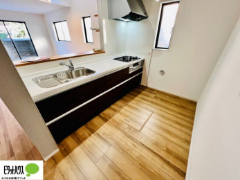 �L�b�`���@�{�H��ʐ^�@�l�C�̃J�E���^�[�L�b�`������́A���r���O�ɂ��邲�Ƒ��̗l�q���f���܂�