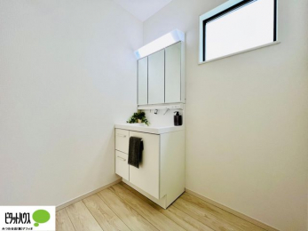 ���ʑ�E���ʏ��@�{�H��ʐ^�@�O�ʋ��̗���A�V���N���ȂǑ������[��������A�L�X�Ƃ������ʉ��ϑ�ł��B