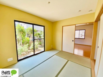 ���̑��@1�K���r���O���ɂ͘a�����B�h�A���J���āA����ɍL����Ԃɂ��邱�Ƃ��\�ł��B