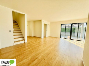 ���r���O�@���R�ƉƑ��̊炪���킹����l�C�̃��r���O�C���K�i�B