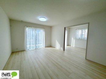 ���r���O�@16���̃��r���O�́A�Ƌ�̔z�u���l���₷�������`�^�ł��B�߂����₷���Ƒ��݂�Ȃ̌e���̏�ɁB