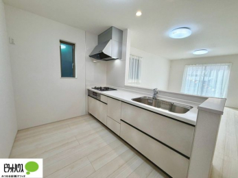 �L�b�`���@�l�C�̃J�E���^�[�L�b�`������́A���r���O�ɂ��邲�Ƒ��̗l�q���f���܂�