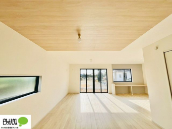 ���r���O�@�傫�ȑ��̂��郊�r���O�͖��邭�A���ʂ����ǂ��A�Ƒ��݂�Ȃ̏΂����������n��܂�