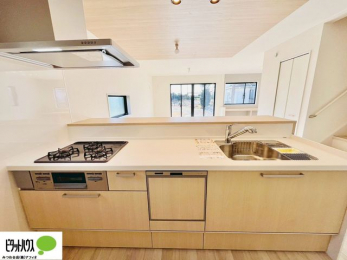 �L�b�`���@�l�C�̃J�E���^�[�L�b�`������́A���r���O�ɂ��邲�Ƒ��̗l�q���f���܂�