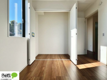 �q�������@�傫�Ȏ��[�͂��m����ׂ����G�݂������Ղ肵�܂��܂��B