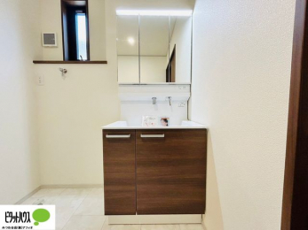 ���ʑ�E���ʏ��@�{�H��ʐ^�F�V�����[�t���O�ʋ����ʑ�B�㕔�ɂ����[�X�y�[�X������A�������X�b�L���Еt���܂�