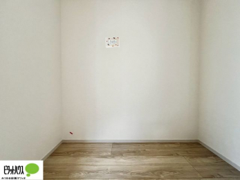 ���[�@�傫�ȃE�H�[�N�C���N���[�[�b�g�ɂ́A�G�ߕ��̈ߗނȂǂ܂Ƃ߂Ď��[�ł��A���������L���g���܂��B