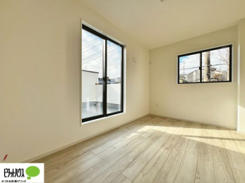 ���̑����ρ@�傫�ȑ����疾�邢�z�˂�������܂��B