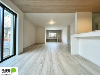 ���r���O�@����TV���]�T�Őݒu�ł��A�C���e���A�v�������l���₷�����C�h�ȃ��r���O�ł��B