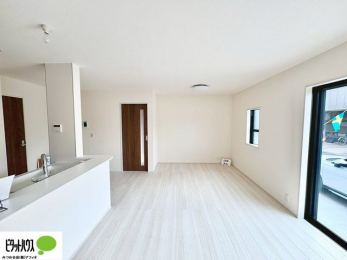 ���r���O�@�傫�ȑ��̂��郊�r���O�͖��邭�A���ʂ����ǂ��A�Ƒ��݂�Ȃ̏΂����������n��܂�