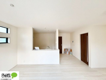 ���r���O�@���R�����������ޒg���ȃ��r���O�B��������ɂ͓Ǐ��₨���Q�ł����Ȃ���̂�т�Ɖ߂����ЂƎ����B