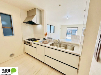 �L�b�`���@�{�H��ʐ^�F�l�C�̃J�E���^�[�L�b�`������́A���r���O�ɂ��邲�Ƒ��̗l�q���f���܂�