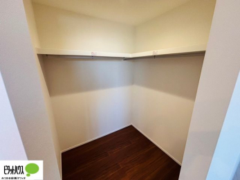 ���[�@�傫�ȃE�H�[�N�C���N���[�[�b�g�ɂ́A�G�ߕ��̈ߗނȂǂ܂Ƃ߂Ď��[�ł��A���������L���g���܂�