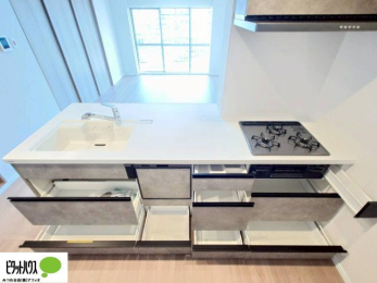 �L�b�`���@�R�����͊�����3���B�O�����@�\�t���œ����������\�Ȃ̂ŁA�����I�ɂ��������o���܂��B���ʂ̏��Ȃ��f�U�C���Ȃ̂ŁA���������y�X�B