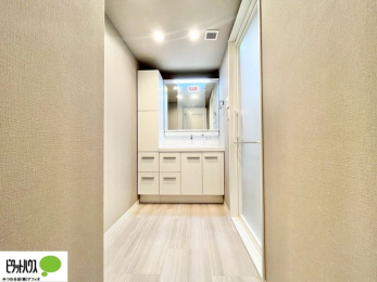 ʑEʏ@V[tOʋʑB㕔ɂ[Xy[XAXbLЕt܂