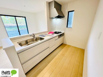 �L�b�`���@�{�H��ʐ^�F�l�C�̃J�E���^�[�L�b�`������́A���r���O�ɂ��邲�Ƒ��̗l�q���f���܂�