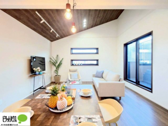 rO@2KrỎƁI菭ڐ̌iF̂ЂƂƂ^Ă܂B