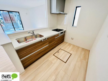 �L�b�`���@�{�H��ʐ^�F�l�C�̃J�E���^�[�L�b�`������́A���r���O�ɂ��邲�Ƒ��̗l�q���f���܂�