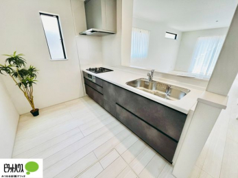 �L�b�`���@�{�H��ʐ^�F�l�C�̃J�E���^�[�L�b�`������́A���r���O�ɂ��邲�Ƒ��̗l�q���f���܂�